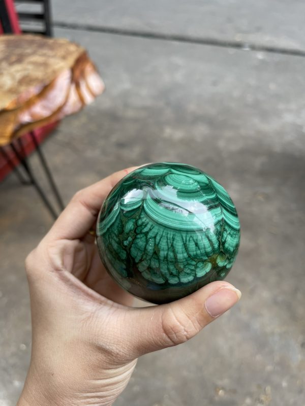 ĐÁ MALACHITE – QUẢ CẦU ĐÁ LÔNG CÔNG – KL 0.6KG – ĐK : 6.7CM (MS : MLC03)