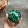 ĐÁ MALACHITE – QUẢ CẦU ĐÁ LÔNG CÔNG – KL 0.6KG – ĐK : 6.7CM (MS : MLC03)