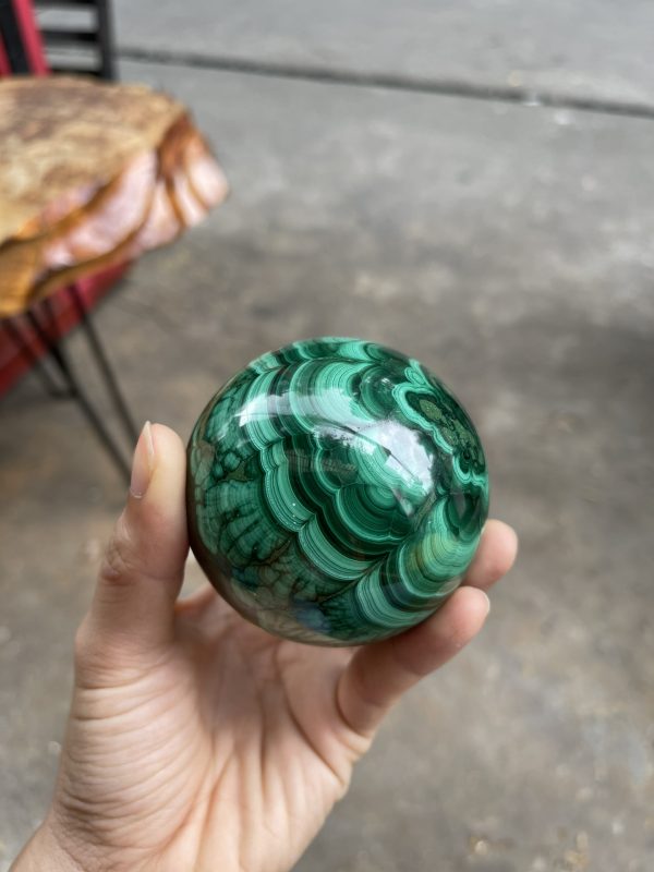 ĐÁ MALACHITE – QUẢ CẦU ĐÁ LÔNG CÔNG – KL 0.6KG – ĐK : 6.7CM (MS : MLC03)