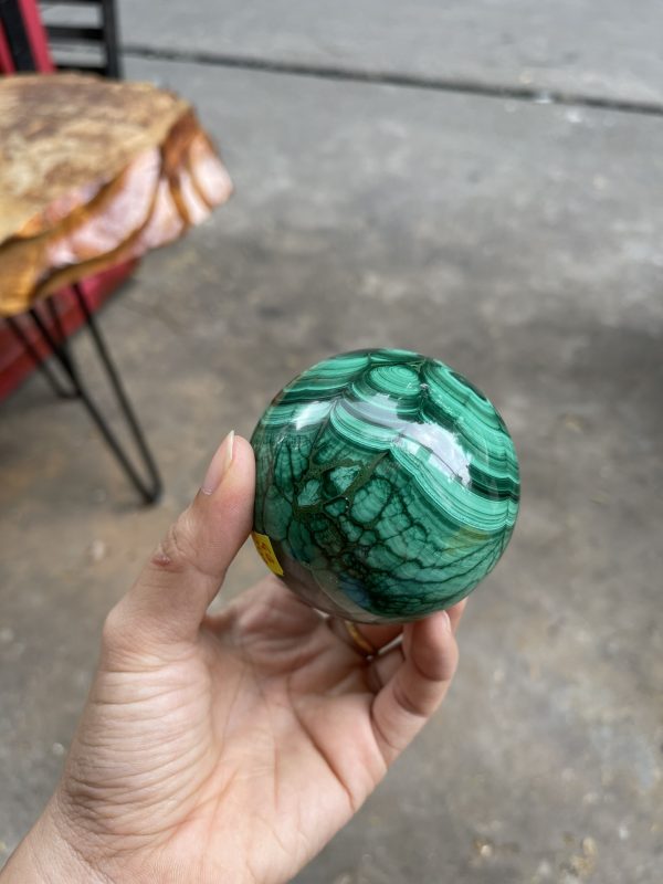 ĐÁ MALACHITE – QUẢ CẦU ĐÁ LÔNG CÔNG – KL 0.6KG – ĐK : 6.7CM (MS : MLC03)