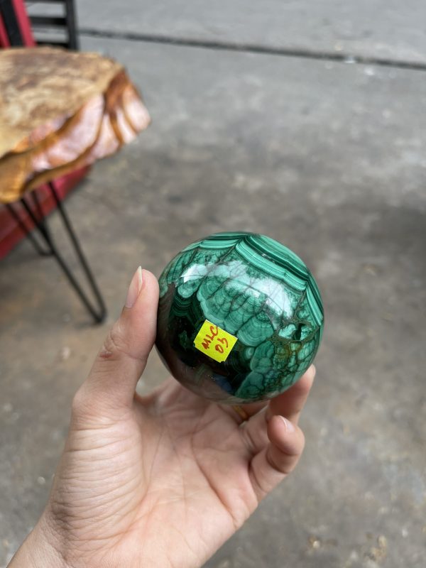 ĐÁ MALACHITE – QUẢ CẦU ĐÁ LÔNG CÔNG – KL 0.6KG – ĐK : 6.7CM (MS : MLC03)