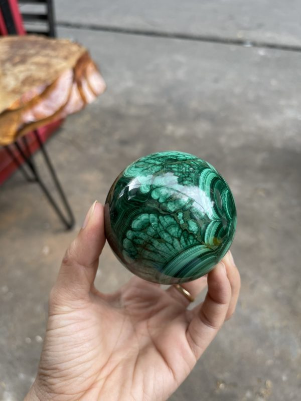 ĐÁ MALACHITE – QUẢ CẦU ĐÁ LÔNG CÔNG – KL 0.6KG – ĐK : 6.7CM (MS : MLC03)